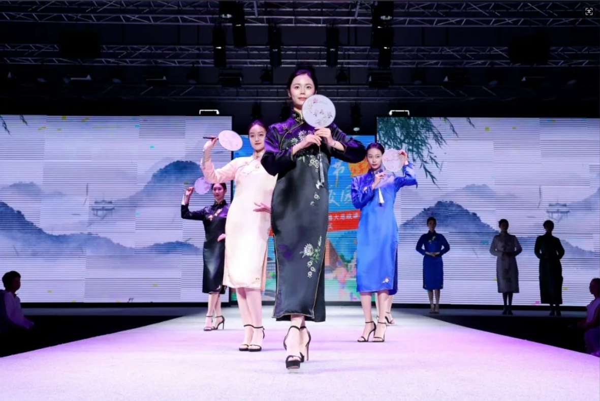 艺术学院旗袍服饰秀《抽纱刺绣·华韵芬芳》在“最美校园”绚丽绽放