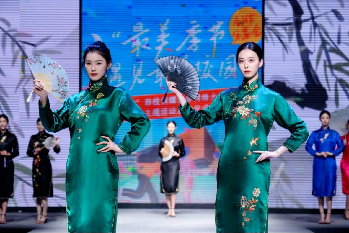 艺术学院旗袍服饰秀《抽纱刺绣·华韵芬芳》在“最美校园”绚丽绽放